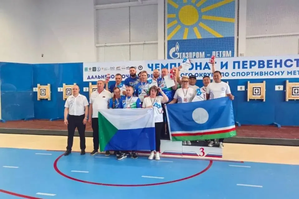 Ветераны СВО из Якутии стали бронзовыми призёрами чемпионата Дальнего Востока по метанию ножа На чемпионате Дальневосточного федерального округа по спортивному метанию ножа среди мужчин и женщин команда Якутии заняла почётное третье место В составе сборной республики выступили ветераны специальной военной операции Василий Тистяхов и Аркадий Лебедев Об этом пишет сайт www sakha gov ru Соревнования прошли в городе Биробиджан Еврейской автономной области где собрались более 80 спортсменов из 8 регионов ДФО Поездка команды Якутии стала возможной благодаря поддержке Фонда развития предпринимательства республики Фонд уделяет особое внимание поддержке участников специальной военной операции Мы понимаем как важно помочь нашим защитникам быстро освоиться и интегрироваться в мирную жизнь Спорт один из эффективных способов реабилитации и возвращения к активной социальной деятельности отметил генеральный директор Фонда развития предпринимательства Якутии Пётр Максимов В марте этого года Василий Тистяхов открыл в Якутии федерацию по данному виду спорта а в апреле был назначен руководителем регионального отделения При содействии соцкоординатора Госфонда Полины Дедюкиной ему была оказана помощь в получении мер поддержки предусмотренных участникам спецоперации Все новости Яестьновость Обсудить Читайте нас в MAX