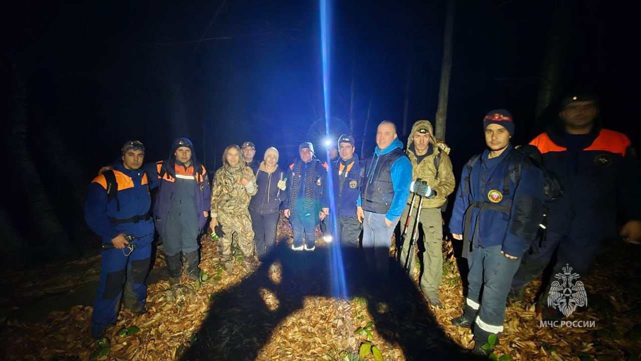 На горе Большое Псеушхо спасли заблудившихся туристок Вчера вечером спускаясь с горы Большое Псеушхо две местные жительницы Сочи отстали от группы и заблудились сойдя с основной тропы Связи с ними не было о происшествии в МЧС сообщил супруг одной из туристок Силами спасателей Южного регионального ПСО МЧС России краевой и городской служб спасения заблудившихся обнаружили и вывели из лесного массива На внедорожнике МЧС России женщин доставили в городскую черту К счастью медицинская помощь туристкам не потребовалась urpso mchs