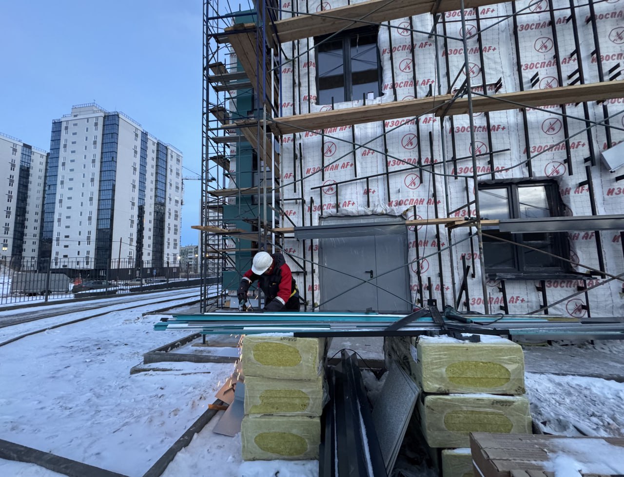 жильё нацпроект С начала года в крае построили 1 млн 227 тыс кв метров жилья Из них индивидуальное жилищное строительство 761 тыс кв м многоквартирные дома 466 тыс кв м Максим Говорушкин первый замминистра строительства и ЖКХ Основная тенденция которая наблюдается как в нашем крае так и в целом по стране увеличение объёма строительства индивидуальных жилых домов Уже сейчас в нашем крае введено более 700 тыс кв метров индивидуального жилья и можем отметить что за последние пять лет это рекордная цифра по строительству и вводу ИЖС при этом впервые объём строительства ИЖС превысил объём строительства многоквартирных домов Ключевой параметр который способствовал этому эффекту льготная программа ипотечного кредитования на ИЖС Эффект от программы мы наблюдаем в этом году и скорее всего он распространится и на следующий год Первыми нас читают подписчики в МАХ max ru krasminstroy Губернатор Михаил Котюков max ru mkotyukov Правительство Красноярского края max ru krskstate