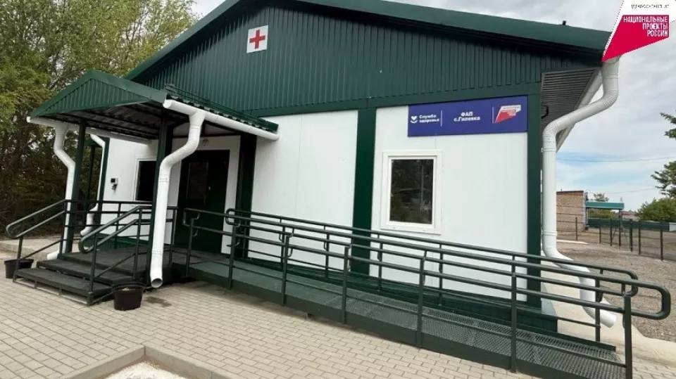 33 новых медучреждения откроют в Алтайском крае в 2025 году  В их числе строительство 5 современных поликлиник и 3 врачебных амбулаторий, а также открытие 28 фельдшерско-акушерских пунктов.  Одним из самых ожидаемых объектов стала врачебная амбулатория в селе Черемное Павловского района. Здание готово на 75 процентов, и уже к концу 2025 года здесь начнут принимать первых пациентов.    ТОЛК