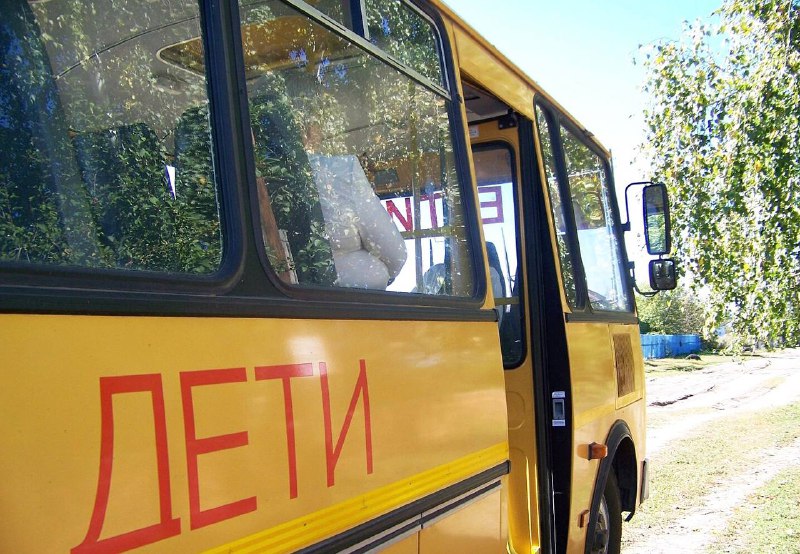 В Республику скоро прибудет ещё 64 новых школьных автобуса   Машины для региона закуплены Минпромторгом России в рамках программы социально-экономического развития региона. В ближайшее время, после постановки на учет, автотранспорт будет направлен в муниципалитеты  В прошлом году в ЛНР было поставлено 113 школьных автобуса          Вести. Луганск Подписаться   Прислать новость