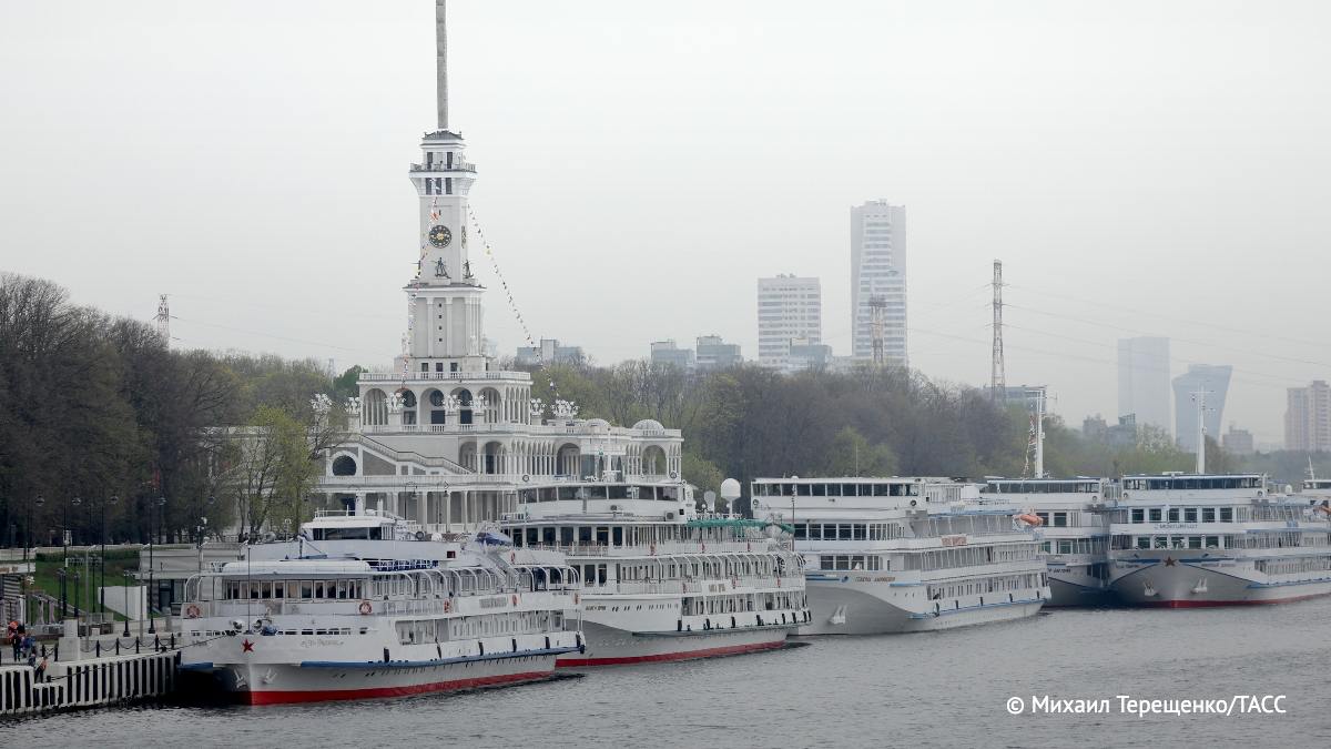 В сентябре московские речные вокзалы посетило свыше 360 тысяч человек. Об этом сообщил заммэра столицы Максим Ликсутов, слова которого приводятся в официальном Telegram-канале столичного дептранса.  Сезон навигации продолжается, и желающие могут отправиться в речное путешествие, чтобы полюбоваться осенними пейзажами городов России.     / Москва