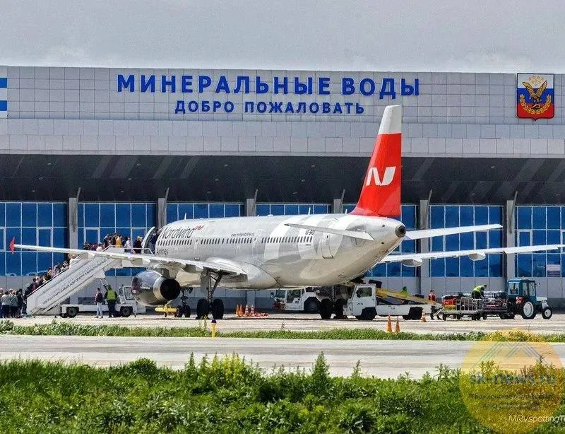Жители Ставропольского края с 4 июня смогут улететь прямым рейсом из Минеральных Вод в Стамбул Как сообщила авиакомпания Аэрофлот полёты будут выполняться дважды в неделю на Airbus A320 в двух классах эконом и бизнес Из Минвод самолет будет вылетать по четвергам и воскресеньям из Стамбула по пятницам и воскресеньям Время в пути составит всего 2 часа 15 минут Для сравнения сейчас билеты в Стамбул продаются только с пересадкой в Москве Такой перелёт занимает от 11 часов и стоит от 31 тысячи рублей Цена прямого рейса на 4 июня начинается от 17 5 тысячи рублей Вылет из Минеральных Вод в 21 45 прибытие в Стамбул в 00 00 5 июня Новости Кмв Экспресс Заказать рекламу