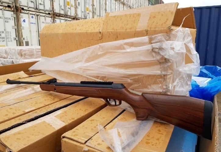 Более 1,3 тысяч винтовок из Турции пытались ввезти в Новороссийск  По документам груз значился как пневматическое оружие с дульной энергией не более 3 Дж, но экспертиза показала, что это охотничьи винтовки, для ввоза которых нужно разрешение Росгвардии.  У компании-импортёра нужных документов не оказалось. В отношении фирмы возбуждено административное дело по статье за нарушение запретов на ввоз товаров. Виновным грозит штраф от 50 тыс. до 300 тыс. рублей, а также возможная конфискация всего незаконного груза.  Фото: yutu.customs.gov.ru     Отправить новость   Подписаться