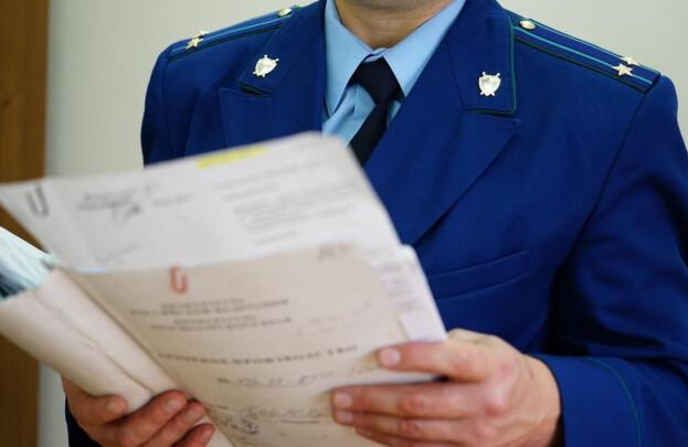 Главу Малгобека уличили в незаконном присвоении себе классного чина  Прокуратура направила в суд исковое заявление о взыскании с главы города Малгобека незаконно выплаченных денежных средств в виде надбавки за классный чин. Об этом сообщает прокуратура Ингушетии.  «Установлено, что распоряжениями Администрации МО «Городской округ г. Малгобек» в 2022-2023 гг. главе города присвоены классные чины: действительного муниципального советника 3 класса, действительного муниципального советника 2 класса, действительного муниципального советника 1 класса соответственно», - говорится в сообщении.  При этом в надзорном ведомстве отметили, что законодательством не предусмотрена возможность принятия должностным лицом решения о присвоении себе классного чина, влекущем получение им доходов. Это свидетельствует о конфликте интересов.    Южная служба новостей