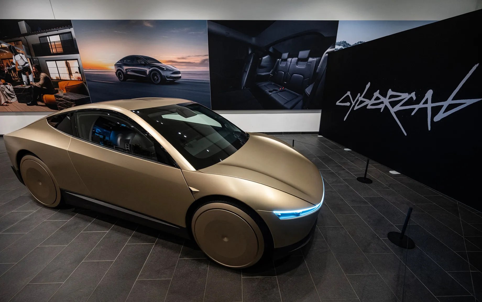 Tesla запускает роботакси в Остине – CNBC Уже завтра, 22 июня, Tesla выпустит на улицы Остина Техас свои первые роботакси. Доступ к ним пока что возможен только по приглашению. Кроме того, первые поездки будут осуществляться на Model Y, а не на CyberCab, представленном в октябре прошлого года, и будут ограничены геозоной в безопасных районах города. Важной особенностью начального этапа является наличие так называемого «монитора безопасности Tesla», который будет находиться на переднем пассажирском сиденье во время поездок. Еще в 2019 году Илон Маск прогнозировал запуск сервиса к 2020 году, но сроки неоднократно сдвигались. Аналитики, такие как Дэн Айвс из Wedbush, считают, что к концу 2026 года успех роботакси может поднять рыночную капитализацию Tesla до более чем $2 трлн. Однако проект встречает сопротивление. Группа демократических законодателей Техаса призвала Tesla отложить запуск до 1 сентября, когда вступят в силу новые законы об автономных транспортных средствах. Кроме того, общественные активисты, включая The Dawn Project, выражают обеспокоенность безопасностью Full Self-Driving FSD , ссылаясь на прошлые инциденты. Tesla также сталкивается с конкуренцией со стороны Waymo, которая уже выполнила 10 млн поездок и планирует расширяться. #технологии #техас Больше новостей США здесь. Подписывайся!