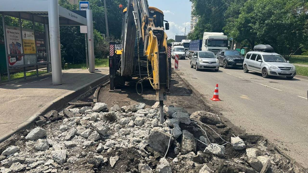 В Краснодаре начался масштабный ремонт дорог на четырёх улицах. В краевой столице начался капитальный ремонт улиц Уральской, Школьной, Кузнечной и Красных Партизан. В общей сложности предстоит отремонтировать более 10 километров проезжей части. Срок завершения работ — конец августа. А вместе с новеньким дорожным покрытием, в Краснодар ожидаемо пришли пробки и заторы. — Вы готовые дети? — Неееет, капитан! А если без шуток, то новые ровные дороги в городе это всегда хорошо. Надеемся, что ремонт не доставит водителям сильный дискомфорт. Кубанские Новости