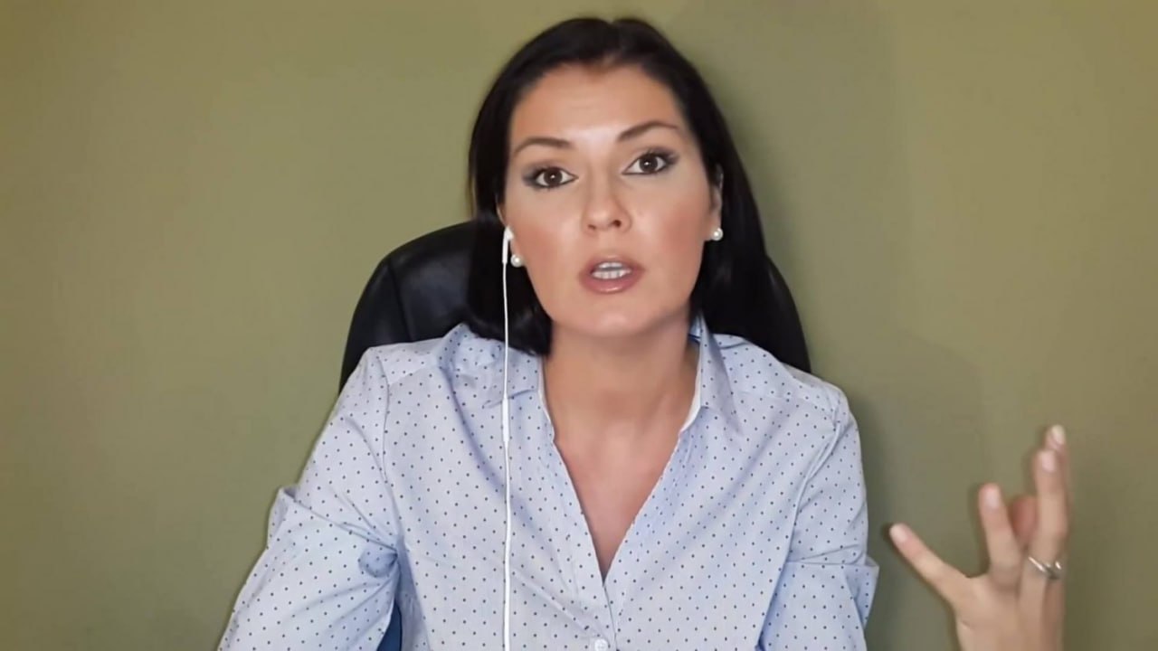 Tefal подал в суд на психолога Веронику Степанову, компания требует 2 миллиона рублей. Заявление поступило в арбитражный суд Петербурга. Сама Степанова вместе с семьей живет в Мексике, но в России у нее остаётся ИП. Компания подала иск в апреле, он относится к категории «Товарные знаки и знаки обслуживания». Предварительное заседание по делу назначено на 14 июля. Причины, по которым Tefal подал иск, пока не разглашаются.