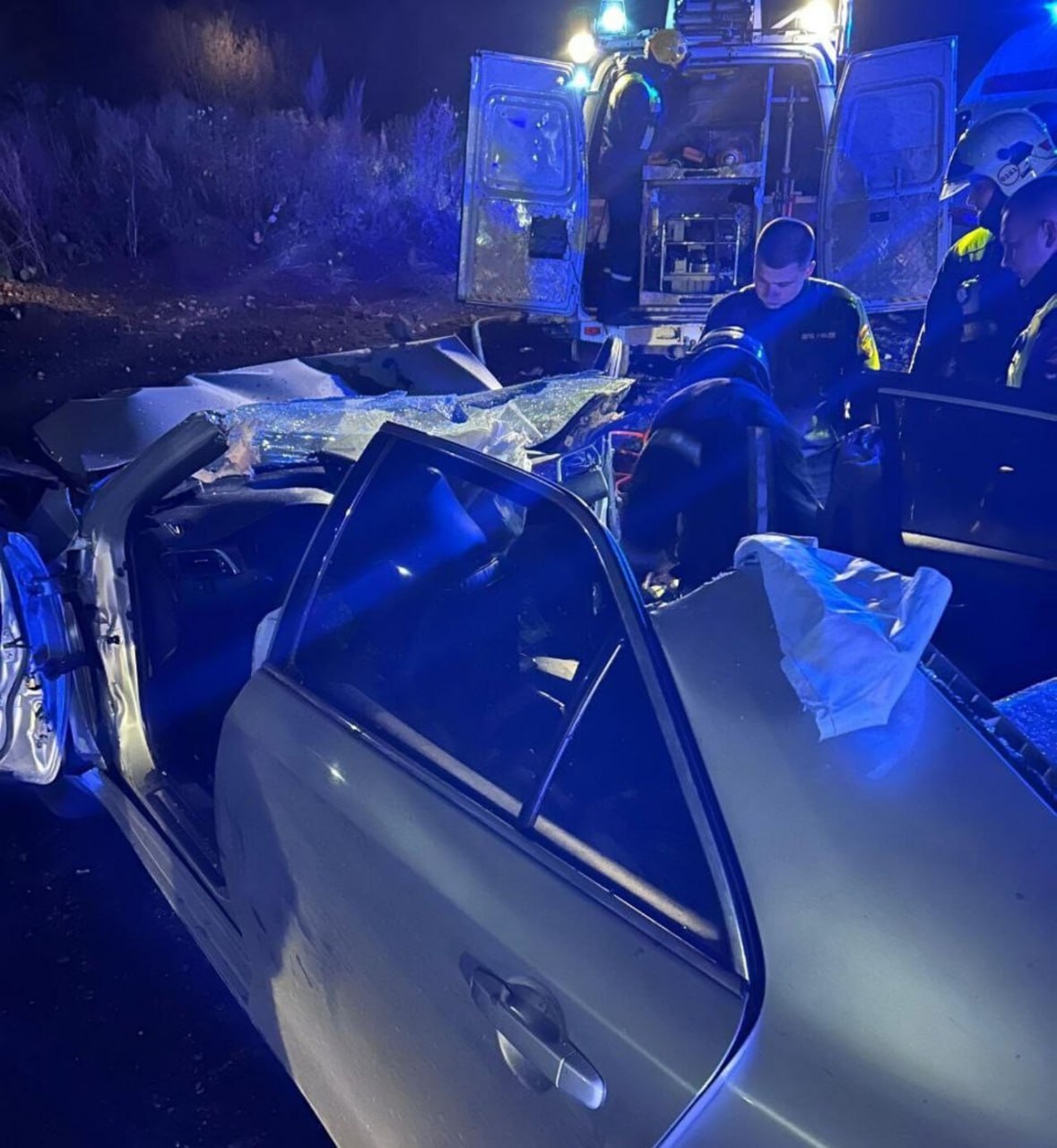 Пассажира зажало в салоне автомобиль врезался в фонарь в Кемерове На Западном проезде в Кемерове произошла дорожная авария Автомобиль марки Toyota врезался в опору освещения машина серьезно повредилась Об этом сообщает МБУ Кемеровская служба спасения Пассажир который сидел рядом с водителем оказался зажат в салоне легковушки На место происшествия прибыли спасатели Они с помощью гидравлического инструмента срезали крышу пороги и спинку сиденья поврежденной машины отжали торпед и вытащили пострадавшего Его передали медикам скорой помощи     Подписаться на VSE42 Ru   Подписаться на нас в MAX