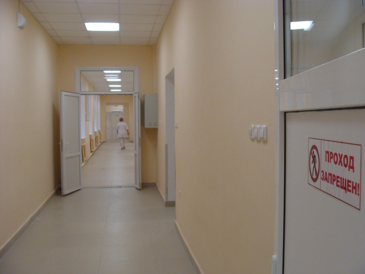 Главврач Железногорской горбольницы Иван Руднев подал в отставку Главный врач Железногорской городской больницы Иван Руднев ушёл с должности Решение последовало после критики со стороны жителей высказанной на встрече с губернатором Александром Хинштейном в августе где обсуждалось состояние здравоохранения в городе Неоднократно звучали претензии к организации работы этой больницы сообщил врио председателя правительства региона Александр Чепик Рудневу было дано время на исправление но он посчитал невозможным для себя занимать пост главного врача Написал заявление и уволился Иван Руднев возглавлял больницу с 2023 года ранее руководил Советской ЦРБ Курская Telega Прислать новость