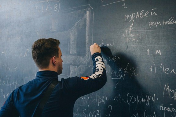 Университеты Новосибирска приняли почти 4 тысячи иностранных студентов в 2025 году Новосибирские вузы наращивают международную привлекательность В 2025 году университеты региона приняли 3 373 иностранных студента что на 16 больше чем в прошлом году Статистика по странам обучения показывает традиционного лидера Казахстан 1 679 человек Однако самый впечатляющий рост продемонстрировал Китай если в 2024 году в новосибирских аудиториях учились 100 китайских студентов то в этом году уже 692   Также в первую пятерку стран по количеству учащихся вошли Таджикистан 199 человек Узбекистан 160 человек Киргизия 134 человека   Параллельно вузы Новосибирска сохраняют популярность среди российских абитуриентов в этом году из других регионов страны поступили 8 927 человек Om1 Новосибирск в МАХ