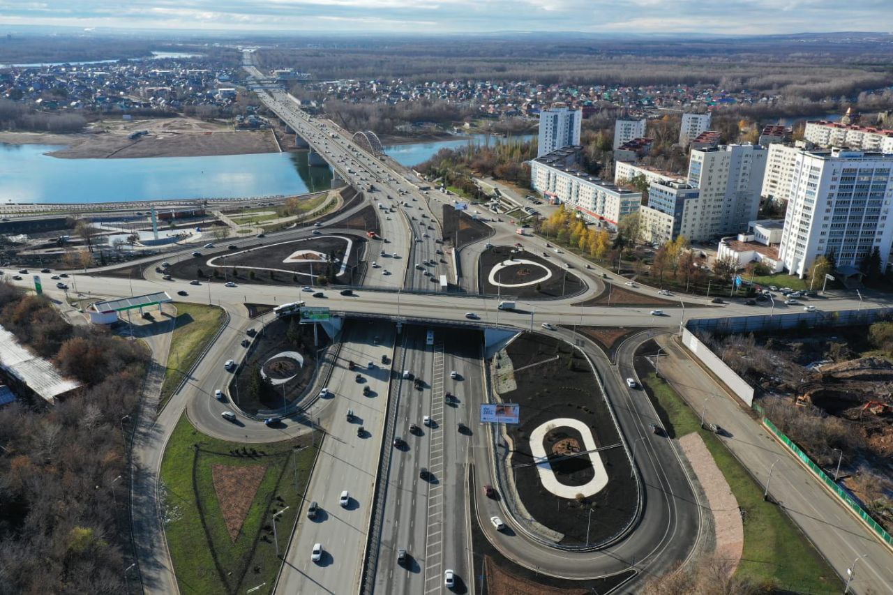 В Уфе за 10,5 млн рублей благоустроят развязку Заки Валиди и проспекта Салавата Юлаева Управление коммунального хозяйства и благоустройства мэрии Уфы ищет подрядчика для благоустройства транспортной развязки улицы Заки Валиди и проспекта Салавата Юлаева. На эти цели планируется из бюджета города выделить до 10,5 млн рублей. Подрядчик обязан будет высадить 40 деревьев, 88 кустарников, тюльпаны, нарциссы и другие растения. Кроме того, компания должна будет восстановить газон и асфальтовое покрытие. Обратная связь Подписаться