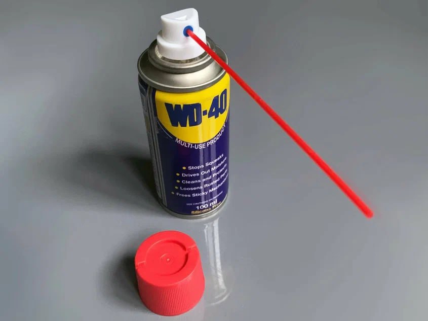 Стало известно как охраняют формулу смазки WD 40 Универсальная смазка WD 40 пользуется большой популярностью но мало кто знает что её формула охраняется почти как гостайна Как пишет The Wall Street Journal нынешний глава WD 40 Company Стив Брасс узнал её только спустя 30 лет работы в компании Прежде он как и почти все сотрудники имел доступ лишь к зашифрованному рецепту Формула хранится в сейфе в банке Доступ к ней крайне ограничен нужно заранее согласовывать визит подписывать несколько соглашений о неразглашении и получать ключ у старшего юриста При этом формула записана в простом блокноте Он же содержит сведения о 39 предыдущих неудачных вариациях отсюда и название смазки Рецепт никогда не патентовали чтобы сохранить в тайне Пользуетесь WD 40 естественно знаю смазки получше никогда в руках не держал а Журнал Авто ру online