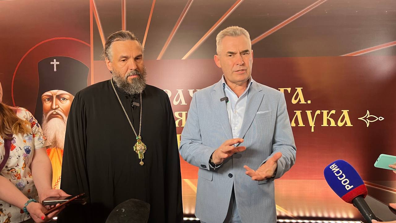 В Екатеринбурге прошел специальный показ документального фильма «СПАСА» «Врач от Бога. Святитель Лука Крымский» По словам Павла Астахова, дата и место показа выбраны были не случайно. Накануне в Екатеринбурге вручали премию «Медицинский Олимп», 11 июня — день памяти святителя Луки, а 15 июня в России отметят День медицинского работника. Поэтому зрителями спецпоказа стали сотрудники больниц, волонтеры службы милосердия и социальные работники. «Этот фильм о великом человеке, который незаслуженно был забыт советской властью... Память о его добрых делах живет во всех четырнадцати городах, которые мы посетили: Туруханске, Енисейске, Большой Мурте, Красноярске, Чите, Архангельске, Тамбове, Симферополе, Ташкенте. Во время поездок мы нашли артефакты и вещи, к которым прикасался этот великий человек, и благодаря этому у нас сложилось видение жизненного пути святителя. Кроме того, во время съемок фильма произошло десять чудес, включая исцеление больного с диагнозом рак четвертой степени. Один зритель сказал после просмотра: «Лука словно взял меня за руку и провёл по своей жизни» – именно этого мы и хотели добиться своим фильмом», – поделился автор идеи фильма и ведущий Павел Астахов во время обсуждения киноленты.