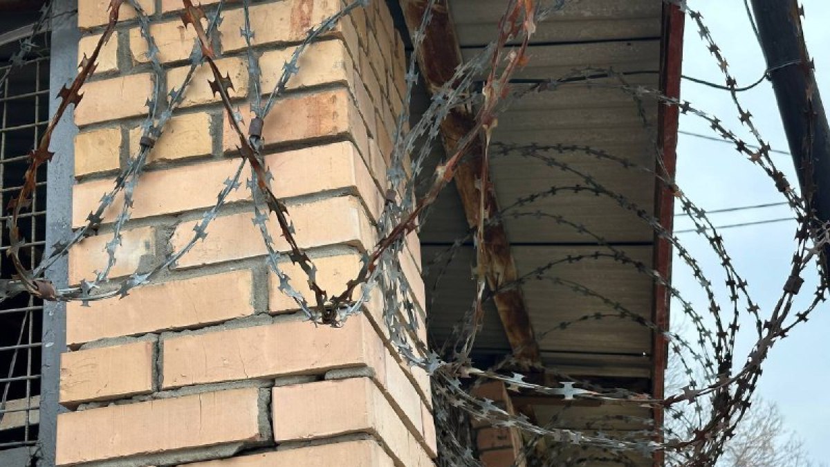 В Самарской области мужчина из ревности жестоко забил знакомого В Самарской области раскрыто жестокое убийство.Богатовский межрайонный следственный отдел СК завершил расследование уголовного дела в отношении 41-летнего местного жителя. Мужчина обвиняется в убийстве своего 46-летнего знакомого. Его он погубил из-за ревности. Трагедия произошла 4 февраля 2025 года в одном из жилых домов поселка Богатое. По данным следствия, обвиняемый, сильно перевозбудившись, нанес множество ударов руками и ногами своему знакомому в подъезде. Причиной нападения стали близкие отношения потерпевшего с сожительницей обвиняемого. От полученных травм мужчина скончался на месте происшествия. Проведены многочисленные экспертизы, допрошены свидетели и очевидцы. Следствие установило, что обвиняемый действовал с особой жестокостью. В связи с этим суд решил заключить его под стражу. На данный момент собрана достаточная доказательная база, подтверждающая вину обвиняемого. Уголовное дело передано в суд для рассмотрения по существу. Оперативное сопровождение расследования осуществляли сотрудники ГУ МВД Российской Федерации по Самарской области. Прокуратура Самарской области взяла дело под особый контроль. Также стало известно, что родственники погибшего намерены добиваться самого строгого наказания для обвиняемого. : ГТРК Самара