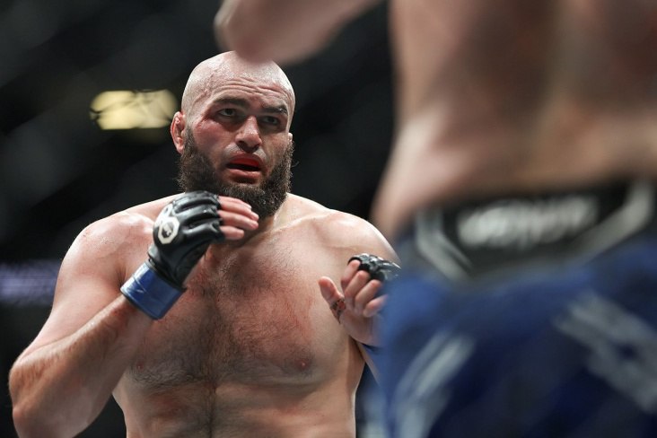 Шамиль Газиев узнал имя нового соперника по турниру UFC запланированному на 22 ноября в столице Катара Тяжеловесу из Дагестана предстоит встретиться с Вальдо Кортесом Акостой доминиканским бойцом дебютировавшим в UFC в 2022 году и сумевшим провести 10 поединков из которых выиграл восемь Ближайший поединок станет для дагестанца пятым в промоушене На данный момент он имеет три победы и одно поражение