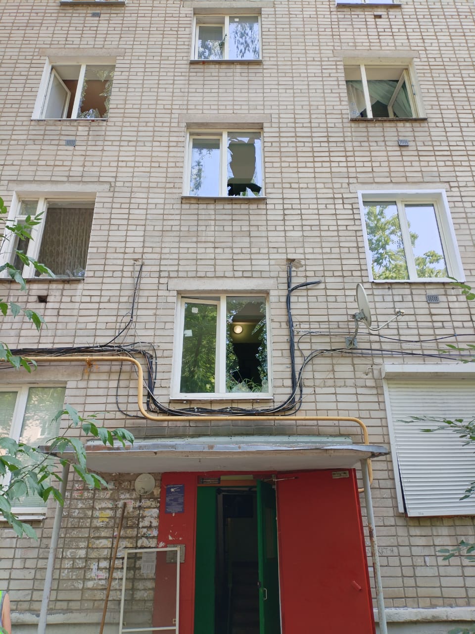 Более 26 квартир в Воронеже оказались повреждены при атаке ВСУ У 7 частных домов незначительно повреждены остекления и фасады, ещё на одном участке – хозяйственная постройка. Кроме того, выявлено около 10 автомобилей, нуждающихся в замене стекол, устранении вмятин или царапин. Работа по оценке ущерба продолжается. Большой воронежский. Подписаться