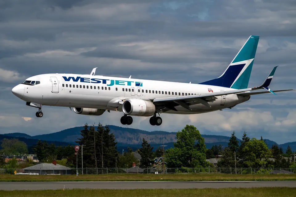 WestJet разместила крупный заказ у Boeing сославшись на преимущества для Канады и США BA Согласно пресс релизу рекордная сделка включает в себя поставку 60 узкофюзеляжных самолётов 737 10 MAX с возможностью приобретения ещё 25 самолётов этой модели которая ещё не прошла сертификацию а также широкофюзеляжных самолётов 787 9 Dreamliner с возможностью приобретения ещё четырёх Поставка ожидается в 2034 го jkinvest news jkinvest