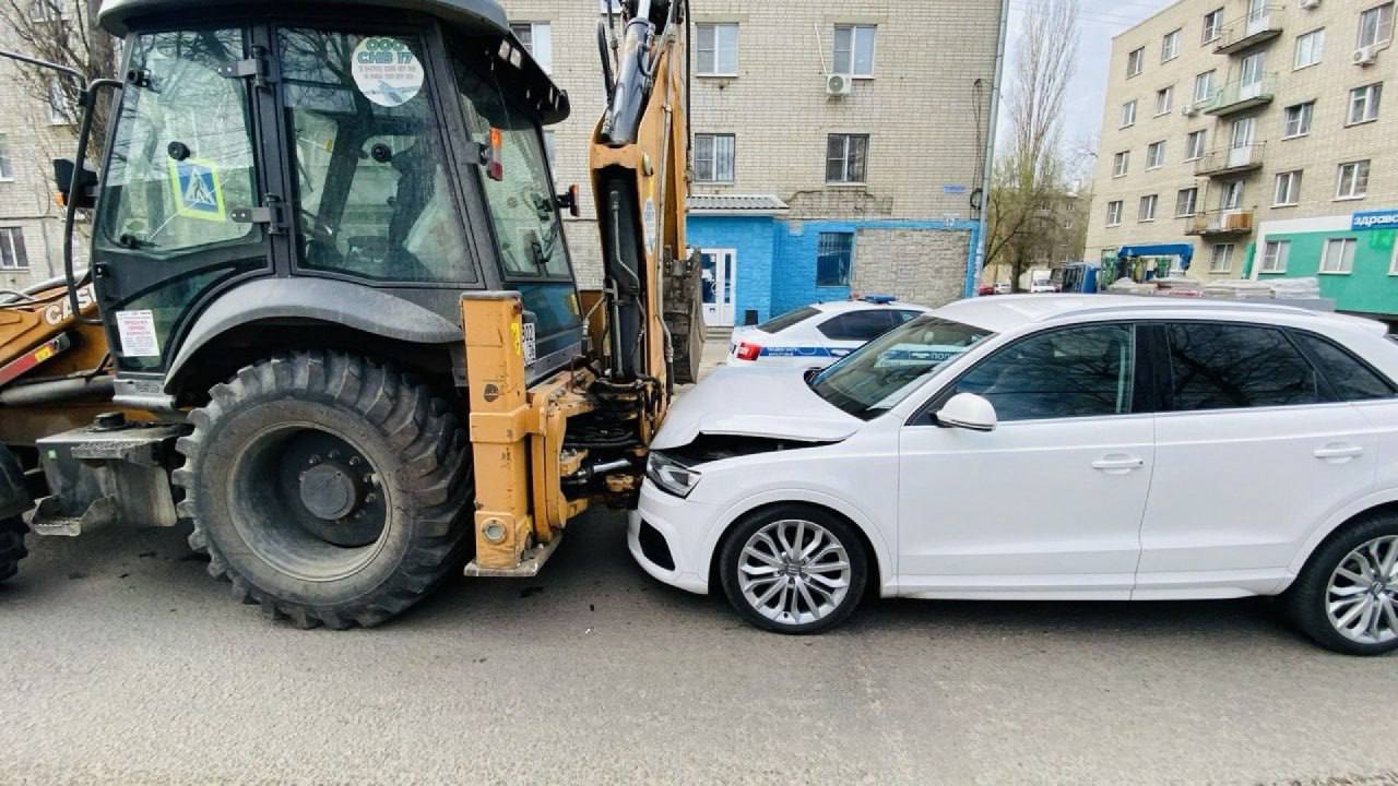 Водитель легковушки пострадал в ДТП с трактором в Воронеже   Авария произошла у дома № 9А на улице Иркутской вчера, примерно в 8:30. По предварительным данным 34-летний водитель Audi Q3 не выдержал безопасную дистанцию до едущего впереди трактора CASE под управлением 61-летнего воронежца и столкнулся с ним. Водитель легковушки пострадал, самостоятельно обратился за помощью медиков.    Подписаться    Прислать новость