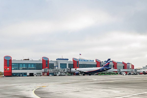 В аэропорту Калининграда из за тумана на прилет и вылет задерживаются 17 рейсов Туман стал причиной задержки 17 рейсов на прилет и вылет в аэропорту Храброво в Калининграде Об этом сообщает ТАСС со ссылкой на данные на онлайн табло Пассажиров предупредили о корректировках в расписании Внимание изменения в расписании аэропорта Калининград Храброво из за тумана В связи с неблагоприятными погодными условиями в расписании вылетов и прилетов произошли корректировки говорится в сообщении пресс службы аэропорта По данным онлайн табло к 09 17 мск на прилет и вылет задерживаются 17 авиарейсов aviaru net n292483