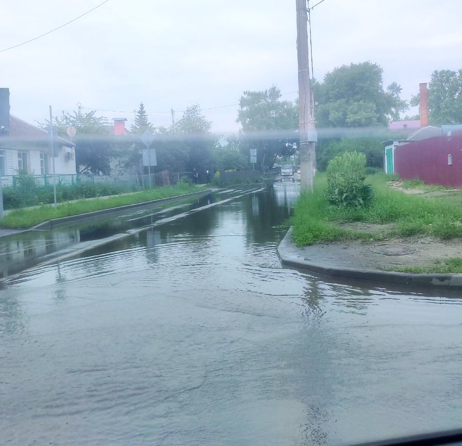 Порыв на сетях горячего водоснабжения в Курске, затопило подвал школы - Сейчас воду откачивают из подвала на дорогу по улице Краснополянская. Завершить работы планируют к 11:00, – сообщили в мэрии. Фото Автокадр_46