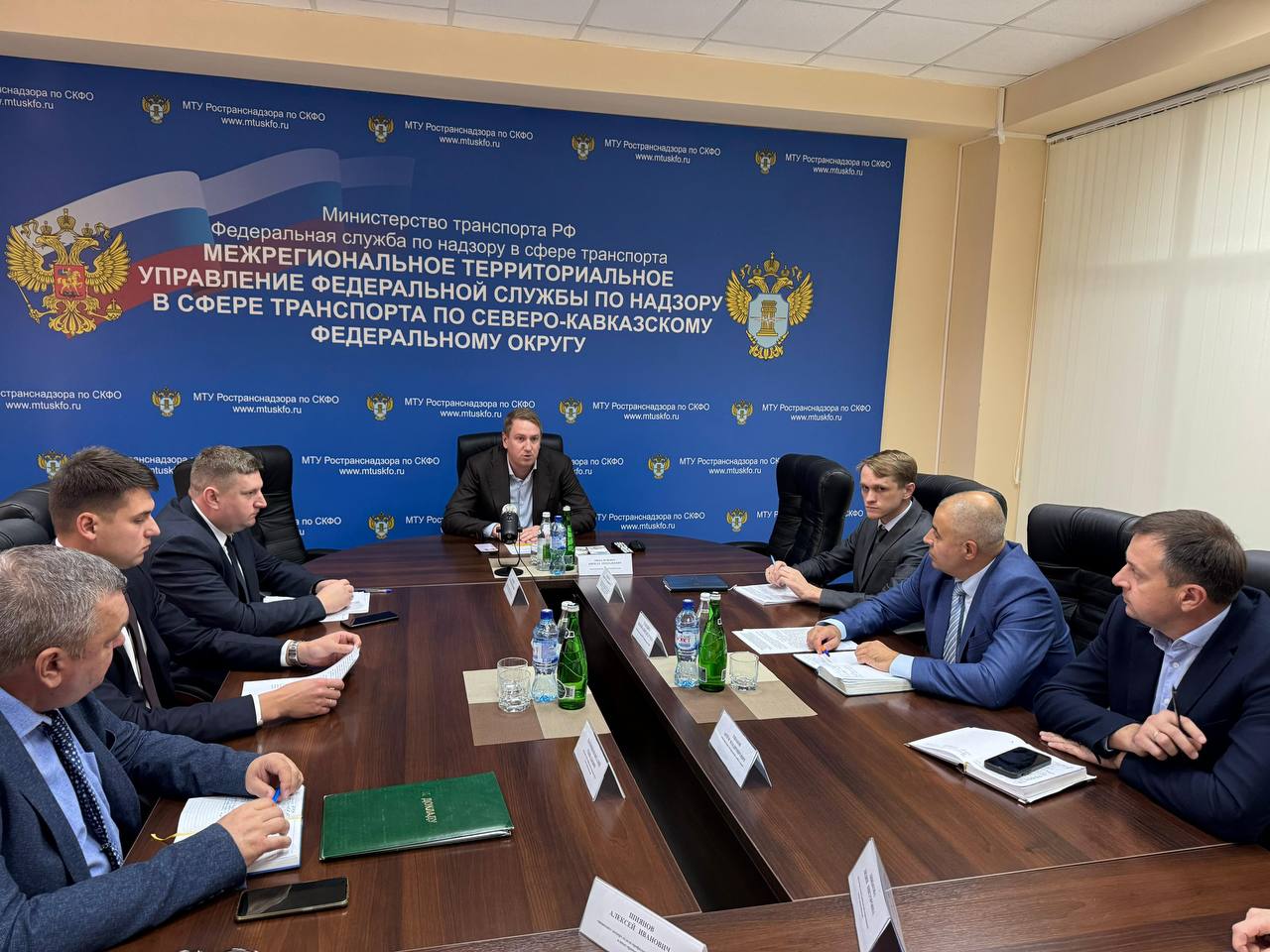 Ространснадзор проверил кадровую работу МТУ по СКФО Заместитель руководителя Ространснадзора Кирилл Михальченко провел комплексную проверку кадровой деятельности Межрегионального территориального управления Ространснадзора по Северо Кавказскому федеральному округу В рамках визита состоялась встреча с инспекторским составом управления Кирилл Михальченко обсудил с сотрудниками текущие вопросы работы выслушал их предложения по совершенствованию деятельности и ответил на интересующие работников вопросы Особое внимание в ходе проверки было уделено антикоррупционной работе В городах Северо Кавказского федерального округа проведены специальные совещания по вопросам профилактики коррупционных правонарушений оценки эффективности действующих мер противодействия коррупции и совершенствования системы внутреннего контроля Кадровый потенциал один из ключевых факторов эффективности работы надзорного органа Важно не только обеспечить управление квалифицированными специалистами но и создать условия для их профессионального роста и развития подчеркнул Кирилл Михальченко В ходе инспекции были детально изучены все аспекты работы с сотрудниками управления Особое внимание уделялось системе подбора расстановки и профессионального развития кадров а также эффективности действующих кадровых процедур Проверка охватила следующие ключевые направления  Организация работы кадровой службы   Ведение кадрового документооборота   Система профессионального обучения сотрудников   Условия труда и рабочее пространство   Эффективность использования кадрового потенциала По результатам дана оценка состоянию кадровой работы в управлении Отмечены как положительные моменты так и области требующие совершенствования а также разработан комплекс мер по оптимизации кадровой политики управления