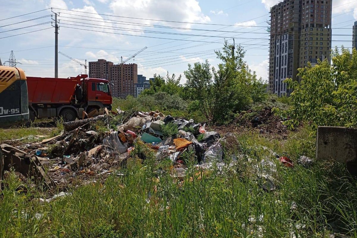 До конца осени в Центральном районе Красноярска ликвидируют четыре свалки  На вывоз мусора с проблемных участков потратят более шести миллионов рублей. Подрядчика для проведения работ уже выбрали.  Около 300 КамАЗов отходов вывезут с улиц 2-я Брянская, 4-я Дальневосточная и Промысловая. Подрядчику нужно будет очистить территорию, выровнять бульдозером и вывезти отходы в специально предназначенные для этого места. Завершить работы предстоит до 21 ноября.    мэрия