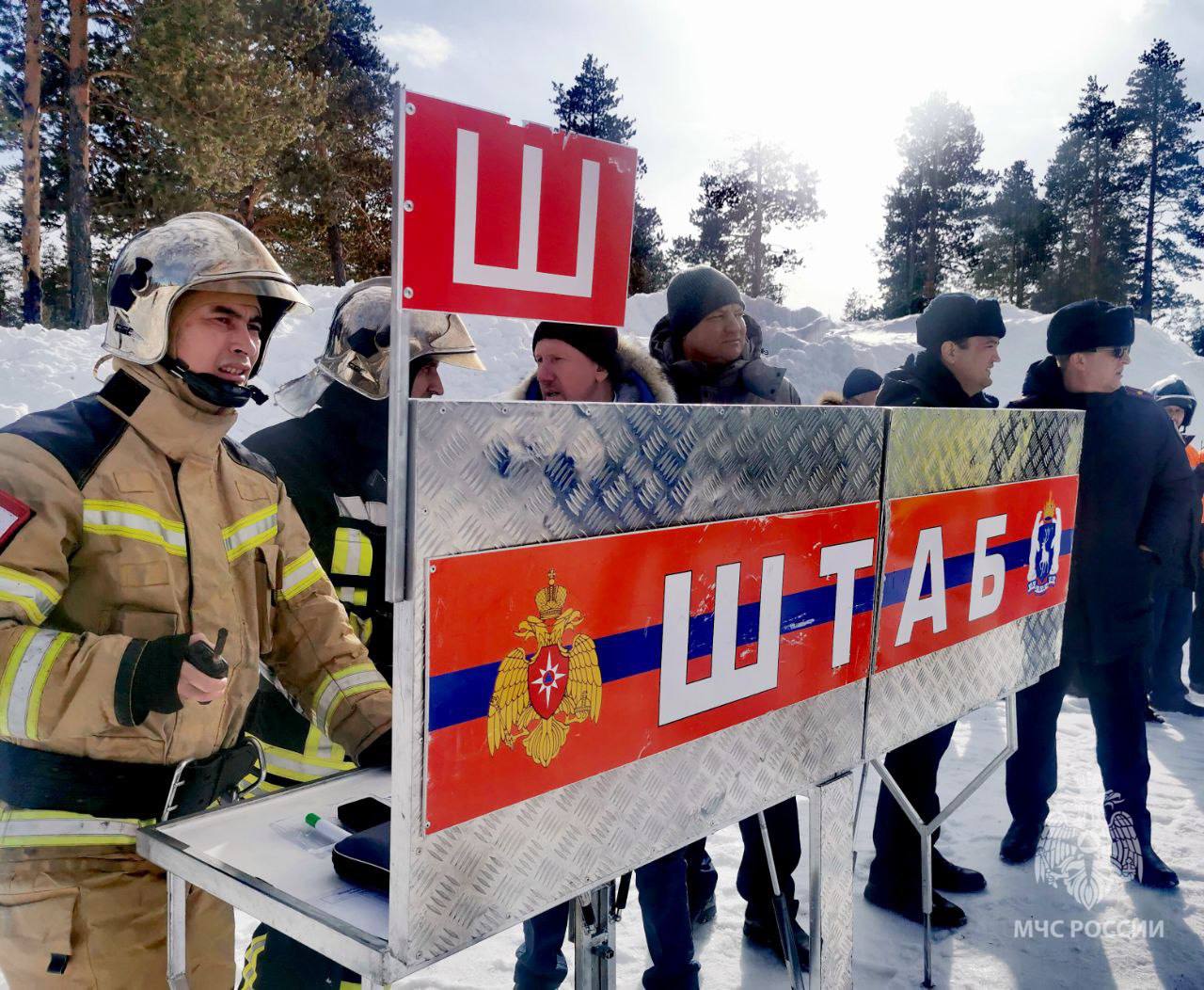 Муравленковские огнеборцы успешно ликвидировали условный природный пожар. Легенда: «Вблизи города Муравленко обнаружена термическая точка, информирующая о природном пожаре общей площадью 45 гектаров, из-за усиления ветра площадь пожара увеличилась до 140 гектаров с распространением на дачное товарищество «Дружба», произошло возгорание 15 дачных домов и надворных построек. По предварительными данным, в очаге пожара заблокировано более 60 человек. Подъезд техники невозможен из-за сильной задымлённости и возможного перехода огня на технику».   После получения вводной все службы муравленковского городского звена территориальной подсистемы РСЧС приступили к ликвидации огня и спасению людей.   Подобные учения проводятся ежегодно. Мы отрабатываем готовность и взаимодействие органов власти и всех служб, которые первыми приходят на помощь в случае чрезвычайной ситуации, а также проводим смотр и испытания техники и средств пожаротушения, имеющихся на вооружении у муравленковских пожарных и спасателей», - прокомментировал Санат Ирмаганбетов, начальник 6 пожарно-спасательной части.  Со слов руководителей учений, каждый раз отмечается высокий уровень подготовки всех задействованных служб.    МЧС Ямало-Ненецкого АО