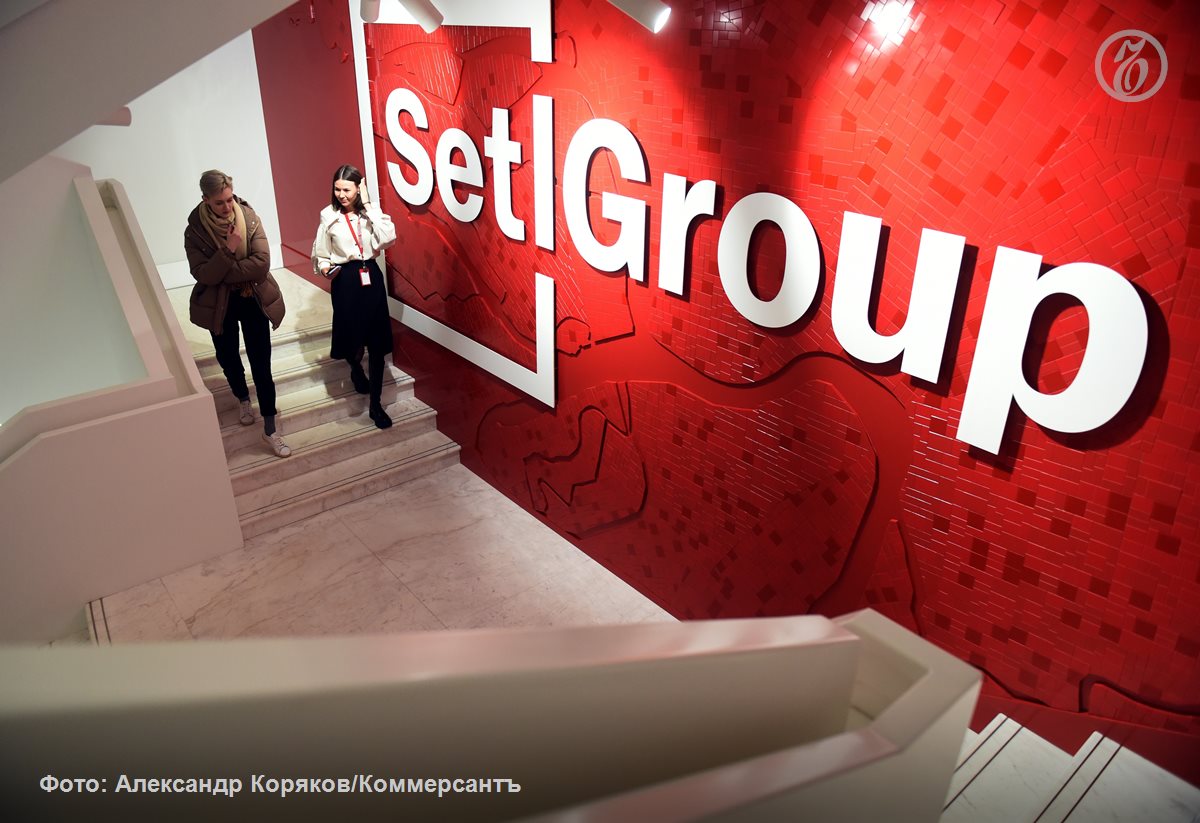 Setl Group завладела крупным участком на Октябрьской набережной  Петербургская компания Setl Group заключила сделку по покупке участка на Октябрьской набережной площадью 10,6 га. Речь идет о земле бывшей промзоны, пишет «Деловой Петербург». Территория расположена недалеко от ЖК «Пульс на набережной», возведенного Setl Group. Информация о покупке земли появилась в данных Росреестра. Компания планирует построить там четыре жилых дома общей площадью 180 кв. метров. Там же должны появиться школа на 1125 мест, две детских сада и три паркинга.  В рамках первой очереди на рынок выведут около 90 тыс. кв. метров жилья. Компания намерена приступить в реализацию проекта в ближайшее время. Объем инвестиций составит примерно 19 млрд рублей. Второй участник сделки не раскрывается, как и ее сумма. По словам экспертов, речь может идти о 8-9 млрд рублей.