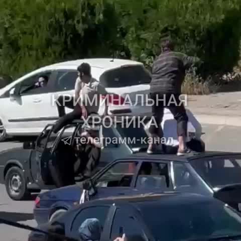 В Каспийске задержаны участники свадебного кортежа за опасные трюки на крышах автомобилей