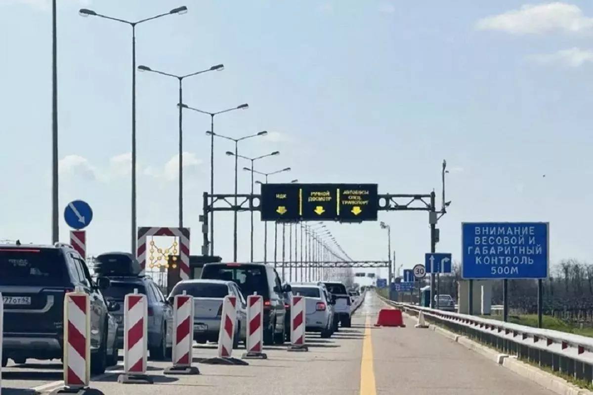 Более 700 автомобилей скопилось перед Крымским мостом. В очереди со стороны Тамани находится 720 транспортных средств. Время ожидания около трех часов. Со стороны Керчи очереди перед пунктом досмотра нет. Кубанские Новости