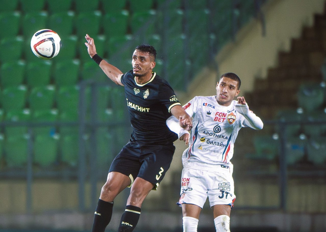 Динамо Махачкала сыграет ответный матч Кубка России с ЦСКА Футболисты Динамо Махачкала 26 ноября проведут гостевой матч с ЦСКА в рамках четвертьфинала Кубка России Начало встречи в 18 00 ч В домашнем матче который прошел в Каспийске динамовцы одержали победу со счетом 1 0