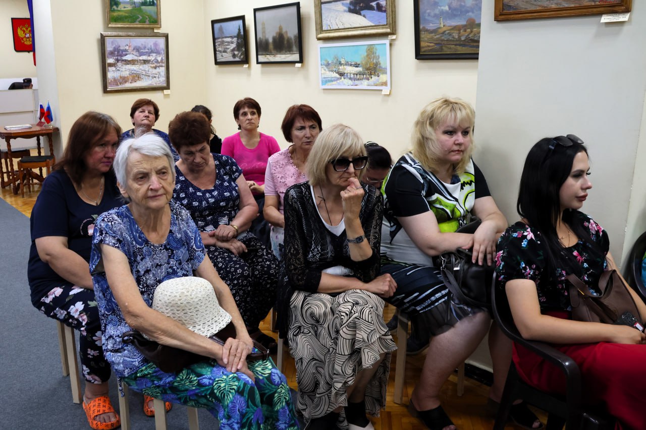 В Галерее искусств Луганского художественного музея открылась выставка «Живописный образ России»  Экспозиция собрала около 100 работ современных российских художников — картины и резьбу, переданные музею в дар творческими союзами и мастерами из разных регионов страны.   В центре внимания — образы природы, истории и культуры России. Как отметила директор музея Лидия Борщенко, выставка помогает почувствовать единство народа и сохранить историческую память.    Ранее пейзажные выставки и тематические проекты уже привлекли тысячи зрителей и вызвали живой интерес публики.  Читайте подробнее на сайте...   ВКонтакте    Одноклассники