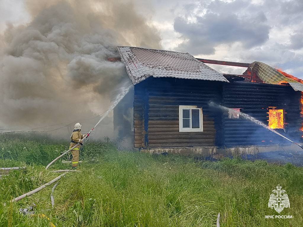 Пожар в дачном доме Вчера огнеборцы ПСЧ 2 1 и ДПК «Торопаца» ликвидировали возгорание в деревне Спиридово Андреапольского МО. Сообщение поступило в 15:01, локализация объявлена в 15:39, полная ликвидация в 19:25. Пострадавших нет. Огнем уничтожена кровля и повреждены стены по всей площади. Причину устанавливают дознаватели МЧС Тверской области.
