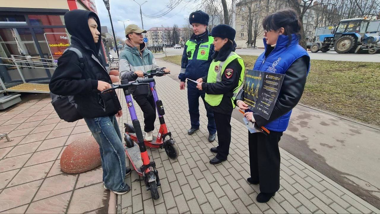 Домодедовские госавтоинспекторы и волонтеры культуры провели акцию «Будь внимателен и соблюдай ПДД».   Мероприятие было направлено на повышение безопасности дорожного движения среди жителей, передвигающихся на велосипедах и электросамокатах.   Инспекторы напомнили о ПДД, особое внимание уделили использованию экипировки и световозвращающих элементов, соблюдению скоростного режима.  Новости Домодедова   Подписаться