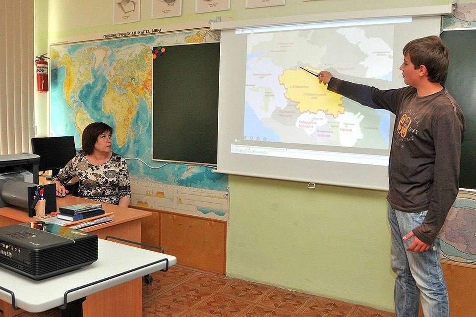 Новые учебники по географии с оживающими картинками и ИИ ждут школьников к 2028 году Учебники по географии для 5 11 классов разрабатывают с участием Русского географического общества впервые в истории Пособия будут едиными по всей России от Калининграда до Владивостока и с акцентом на практические знания о родной стране а не на зарубежье как в советских традициях Книги насытят яркими иллюстрациями оживающими картинками цифровыми картами и заданиями с ИИ школьники смогут взаимодействовать с материалом Минпросвещения и РГО опрашивают родителей учителей и учеников чтобы учесть их мнение Но для полноценного использования потребуется стабильный интернет компьютеры и интерактивные доски во всех школах пока это проблема В продаже новинки ждут не раньше 2028 года РОДИТЕЛИ ПРИМОРЬЯ