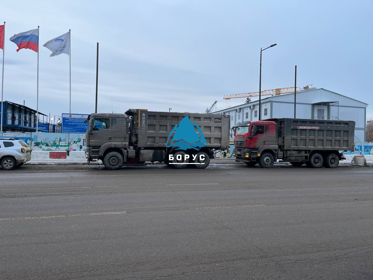 Водители самосвалов перекрыли въезд на площадку строительства метро в Красноярске из за невыплаты зарплат Несколько грузовиков этим утром припарковались в кармане прямо под окнами здания краевого правительства на площади Революции Как рассказали водители Борусу на такой шаг их толкнула задержка зарплаты По словам одного из протестующих субподрядчик строительства красноярского метро Бамтоннельстой не выплачивает деньги с августа сейчас водителям должны около двух миллионов Терпели сколько могли Нас кормили завтраками у многих уже кредиты просрочены Мы делаем это чтобы обратили внимание чтобы знал весь город чтобы администрация была в курсе рассказал водитель