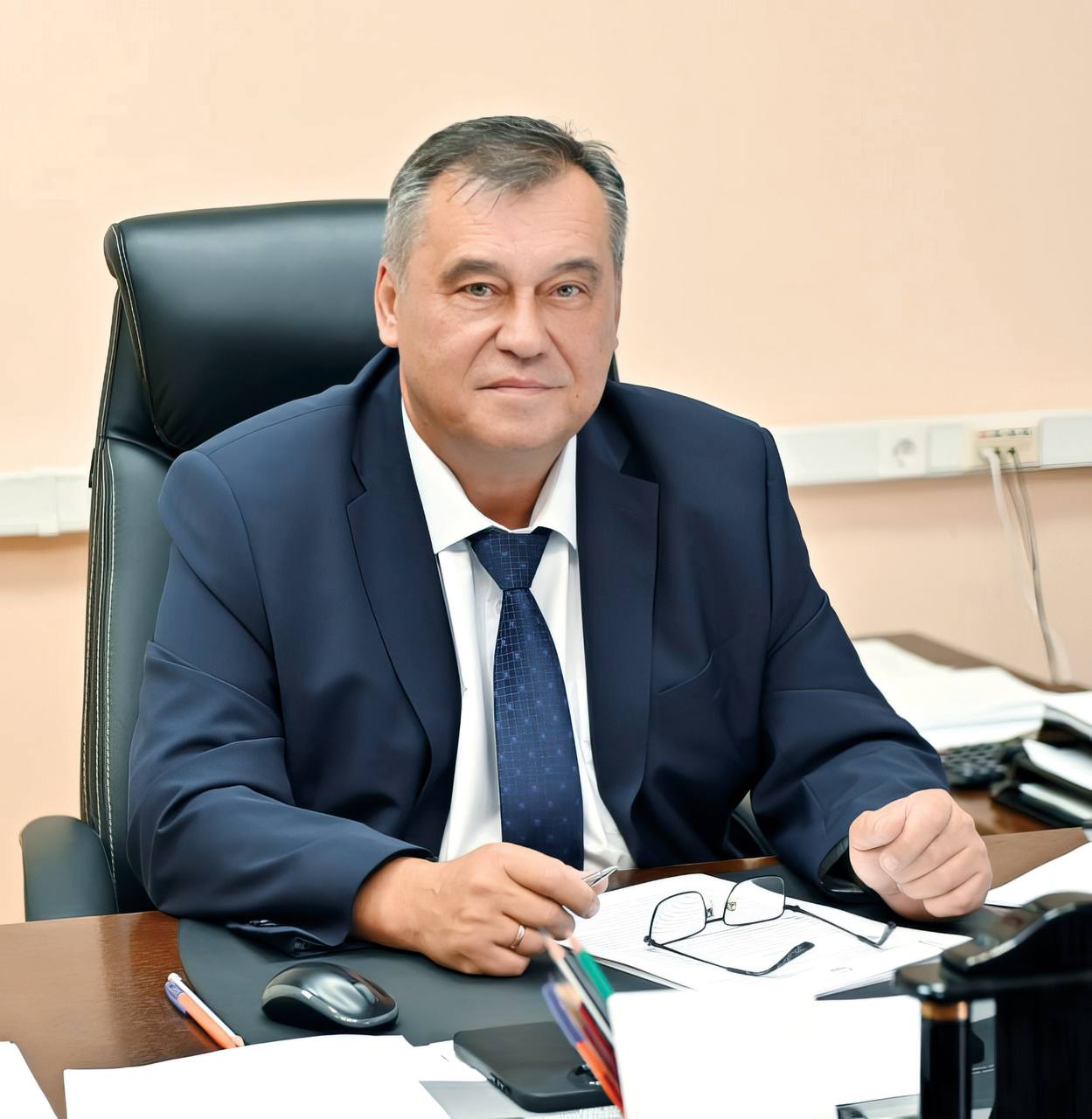 Народный Хурал поддержал назначение Евгения Коркина на должность заместителя Председателя Правительства Бурятии Народный Хурал на очередной сессии поддержал предложение Главы Бурятии назначить министра строительства и модернизации жилищно коммунального комплекса республики Евгения Коркина на должность заместителя Председателя Правительства В последние годы каждый житель Бурятии мог наблюдать за значительным ростом объемов строительства за 6 лет построено около 200 объектов социальной сферы введено более 2 2 миллионов квадратных метров жилья Это большая работа которая стала возможной благодаря совместной работе Главы и Правительства Бурятии депутатов Народного Хурала муниципальных властей и конечно поддержке Правительства Российской Федерации И это большая ответственность реализовать в сроки нацпроекты и госпрограммы Я благодарю Главу Бурятии Алексея Самбуевича Цыденова депутатов Народного Хурала а в их лице своих земляков жителей Бурятии за оказанное доверие Выражу общий настрой отрасли будем работать чтобы эти темпы не сбавлять Отрасль сложная задач много но тем она и интересна сказал Евгений Коркин Евгений Коркин имеет два высших образования в 1992 году он окончил Бурятский государственный педагогический институт по специальности учитель физики и математики а в 2008 году получил квалификацию инженера теплоэнергетика в Читинском государственном университете С 1991 года работал на ключевых постах в различных организациях включая Республиканский эколого геологический информационный центр и ОАО Бурятэнерго С 2011 года он занимал руководящие должности в строительном комплексе Бурятии а в 2025 году стал министром строительства и модернизации жилищно коммунального комплекса