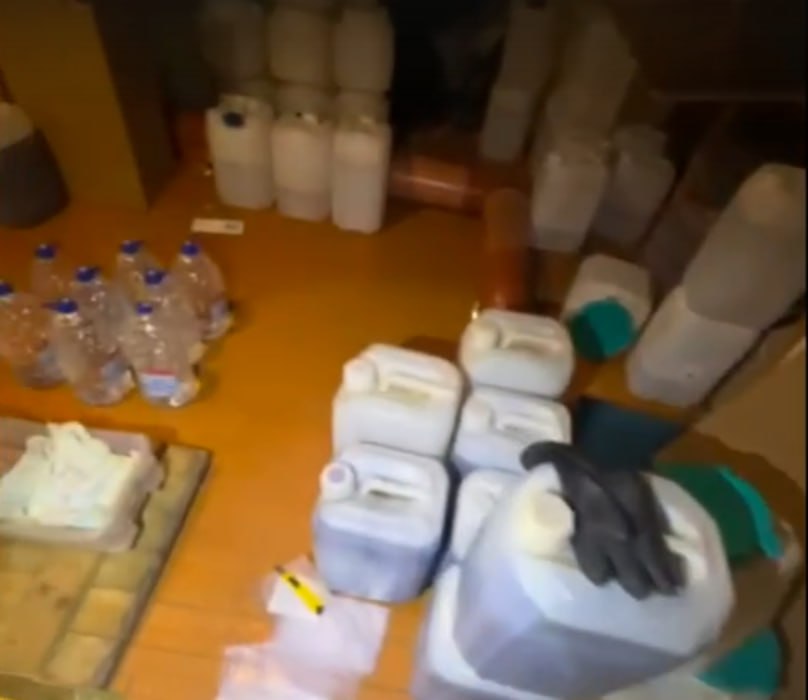 В Островском районе ликвидировали нарколабораторию и изъяли крупную партию «соли» Синтез запрещённых веществ наладил 41-летний уроженец Петрозаводска. По указанию куратора он приобрёл сельский дом, который оснастил необходимыми для изготовления смертоносного зелья материалами и оборудованием. Злоумышленника задержали полицейские в лесополосе вблизи одной из деревень Островского района после того, как он оборудовал два тайника с наркотиками. В ходе обследования помещений наркоцеха полицейские обнаружили приспособления для изготовления наркотических средств. Возбуждено уголовное дело, на период расследования фигурант заключен под стражу. СОСЕДИ60 ДАТЬ БУСТ Отправить нам новость