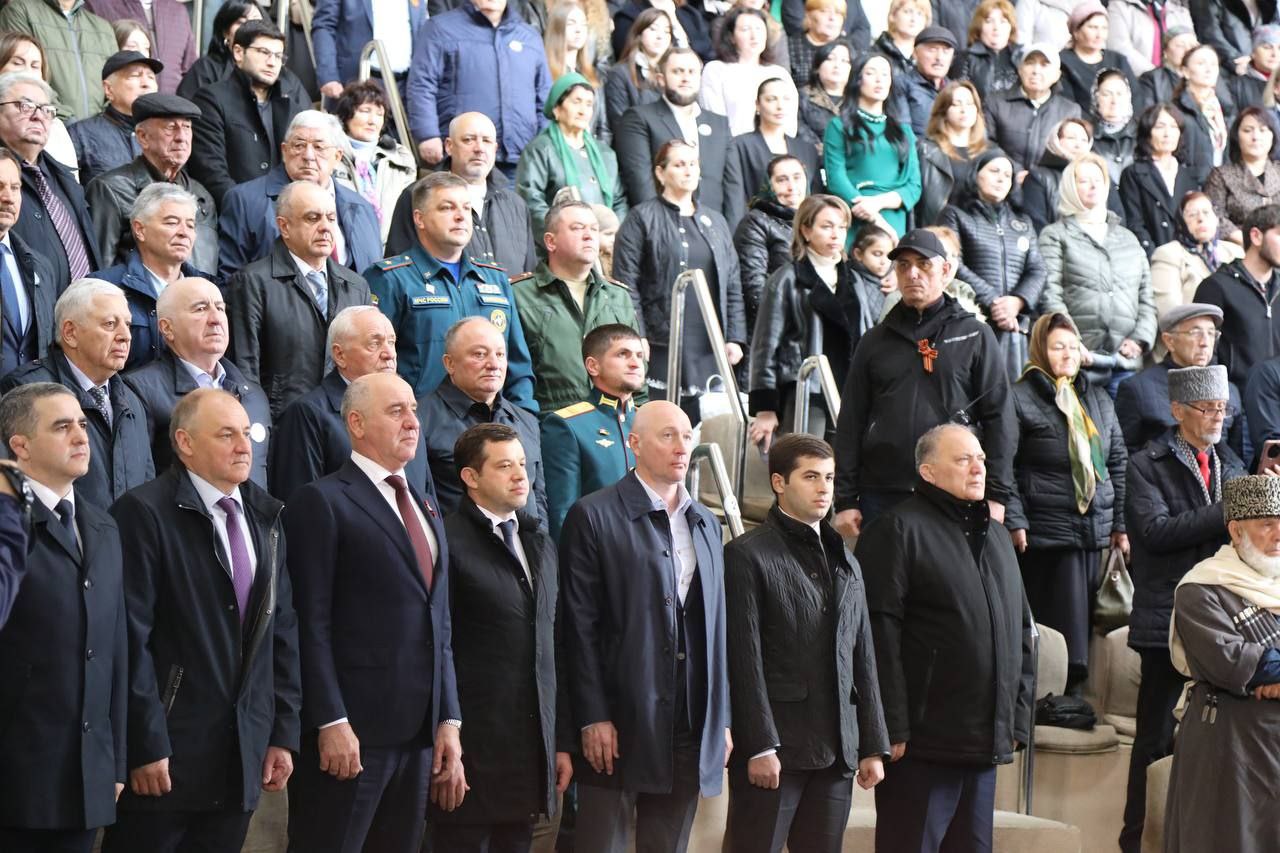 В республике проходят многочисленные мероприятия, посвященные Дню возрождения карачаевского народа. Главное состоялось в амфитеатре Черкесска. В мероприятиях принял участие начальник Главного управления МЧС России по Карачаево-Черкесской Республике Александр Голоколенко, личный состав территориальных подразделений надзорной деятельности и профилактической работы.