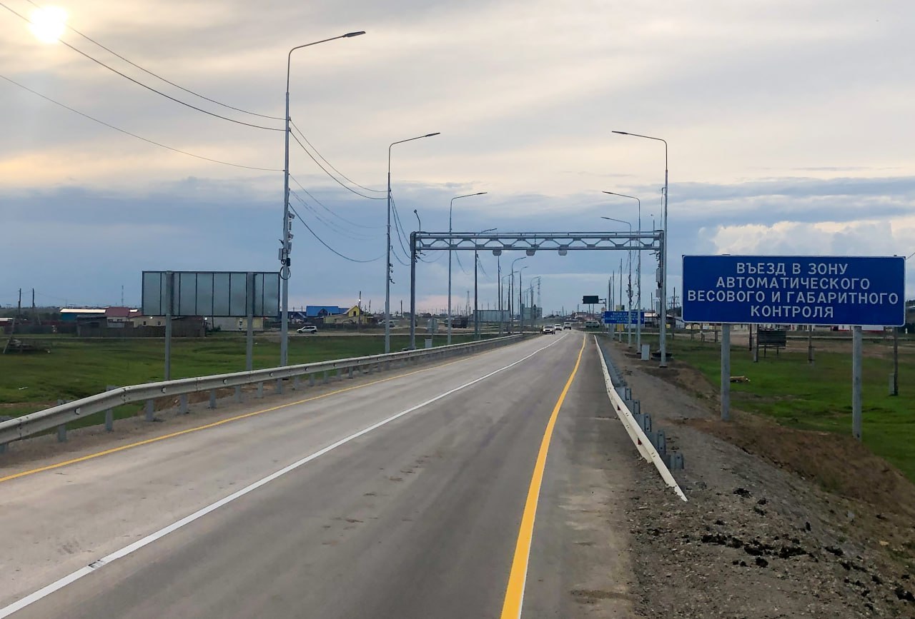 Автоматический пункт весогабаритного контроля начал работу на федеральной трассе Р-504 «Колыма» в Якутии    Подведомственное Росавтодору ФКУ Упрдор «Вилюй» объявляет о запуске нового автоматизированного пункта весогабаритного контроля  АПВГК  автомобилей на участке км 78 трассы Р-504 «Колыма», расположенном в районе поселка Тюнгюлю Мегино-Кангаласского района.    Современная система автоматически измеряет массу и размеры проезжающих грузовиков, регистрирует их скорость и производит фото-фиксацию без остановки транспорта. Комплекс функционирует непрерывно, обеспечивая круглосуточный контроль состояния трафика и выявление нарушений нормативов грузоподъёмности грузовых машин.    Это очередная мера в рамках программы улучшения транспортной инфраструктуры и повышения уровня безопасности дорожного движения на территории республики. До конца 2028 года планируется ввести ещё три аналогичные системы, две – на федеральной трассе А-331 «Вилюй» и одну  – на трассе Р-504 «Колыма».     Такие меры направлены на продление эксплуатационного ресурса федеральных трасс и уменьшение нагрузок на транспортную сеть региона, что критически важно в сложных климатических условиях и удаленности населенных пунктов Якутии.     -транспортного комплекса Якутии: