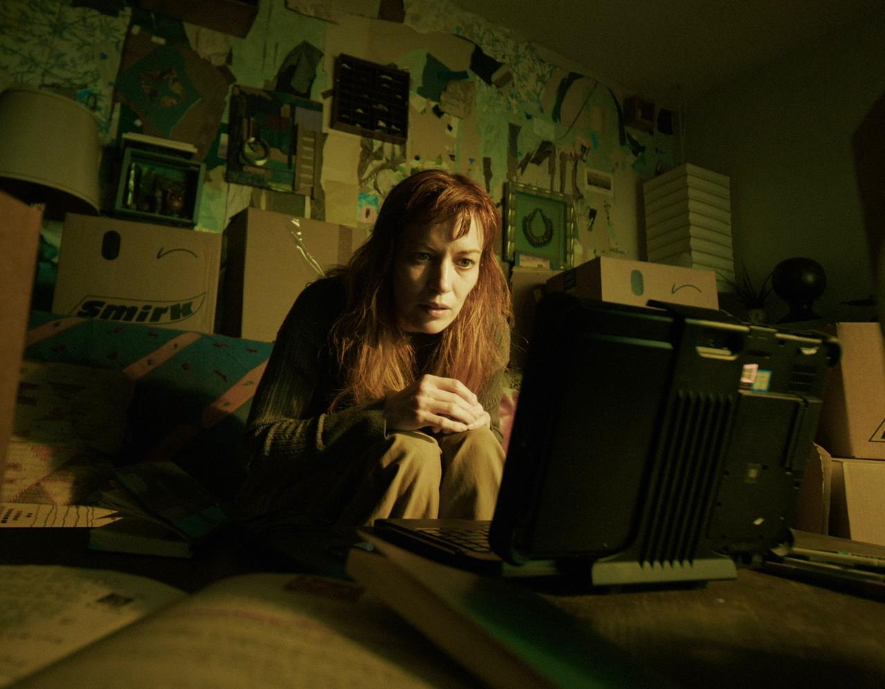 Актеры из Плурибуса и Разделения снялись в одном фильме Речь о Бритт Лауэр Хелен и Рэй Сихорн Кэрол и новом хорроре Sender Расселла Голдмана Он рассказывает историю женщины которая погружается в паранойю после получения серии загадочных посылок Каст также включает Джейми Ли Кёртис Дэвида Дастмалчяна и Анну Барышникову дочь Михаила Барышникова Трейлера Sender пока нет только первый кадр с Бритт Лауэр но этого оказалось достаточно чтобы вызвать ажиотаж в соцсетях T ea M