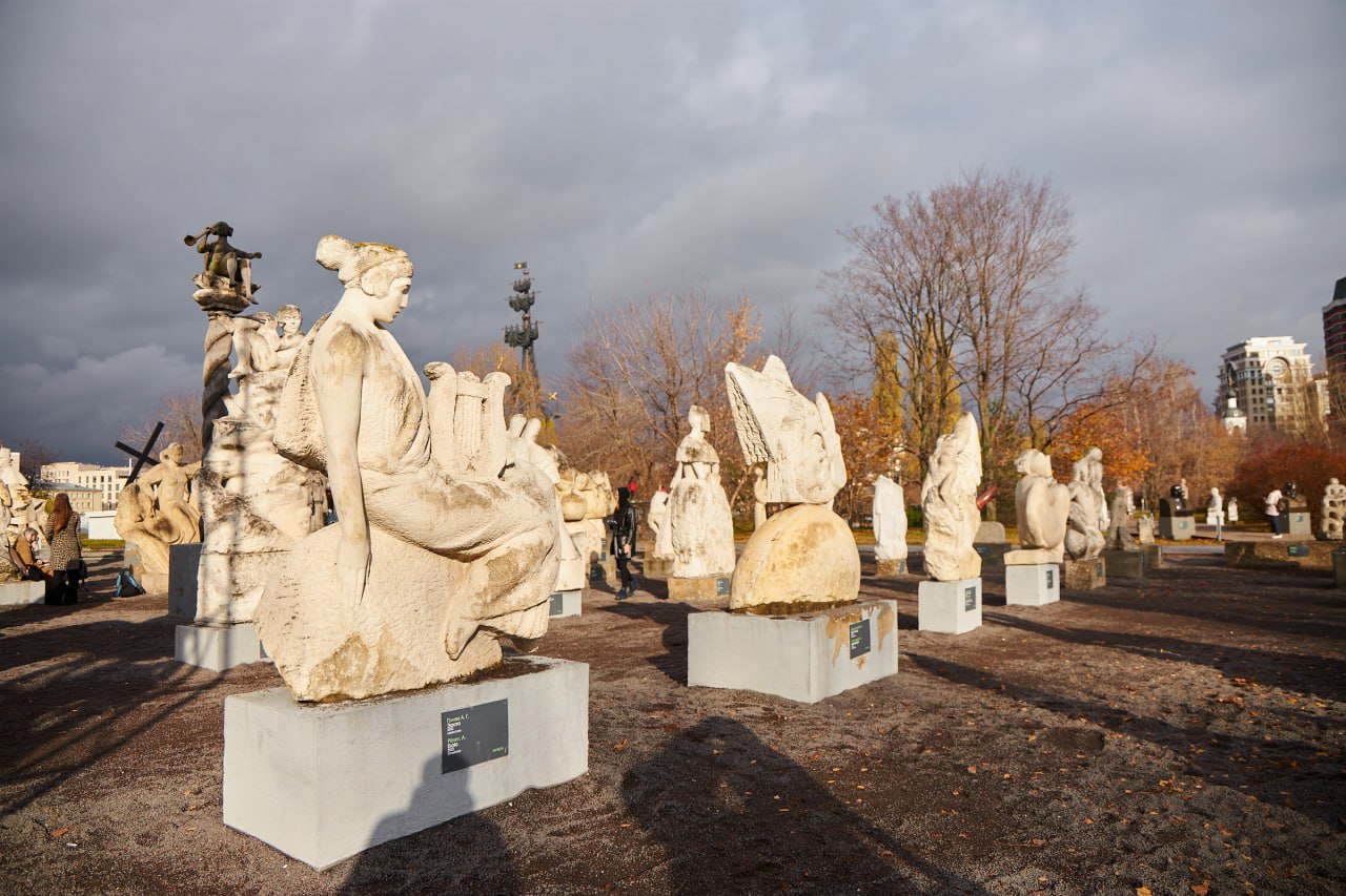 Памятники жертвам политических репрессий увезли из Музеона на реставрацию Реставраторы центра Грабаря и Государственной Третьяковской галереи произвели осмотр более 300 скульптур Большинство памятников нуждается в профилактической и консервационной реставрации а также удалении поверхностных загрязнений и активных биологических наслоений кроме того множественные механические повреждения Ранее ряд Telegram каналов сообщил что в столичном парке Музеон пропали скульптуры В пресс службе Парка Горького предварительно оповестили о том что объекты обследуют и будут реставрировать