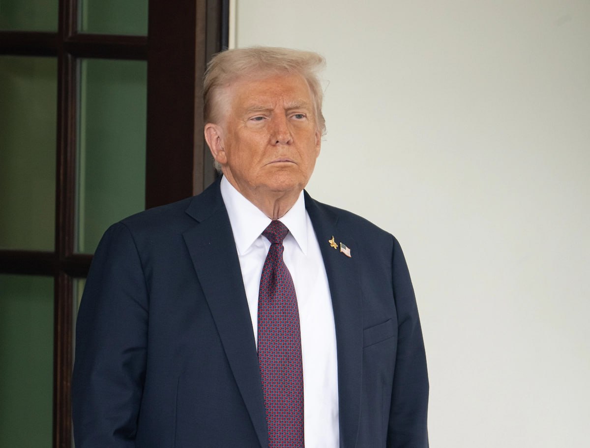 Трамп добивается возрождения франшизы Час пик с Джеки Чаном и Крисом Такером Президент США Дональд Трамп прилагает личные усилия для возрождения популярной франшизы комедийных боевиков Час пик звездами которой являются Джеки Чан и Крис Такер Об этом сообщает портал Semafor со ссылкой на информированный источник Как отмечает издание интерес президента к медиаиндустрии является устойчивой тенденцией которая проявляется в его постоянных конфликтах с либеральными телеканалами и приглашении на мероприятия звёзд 1980 х годов таких как Сильвестр Сталлоне и Майк Тайсон По сведениям Semafor Трамп теперь хочет дать вторую жизнь знаковым фильмам той эпохи уделяя особое внимание Часу пику Источник знакомый с ходом переговоров утверждает что политик лично пытается склонить Ларри Эллисона одного из владельцев медиахолдинга Paramount Skydance к перезапуску этой франшизы