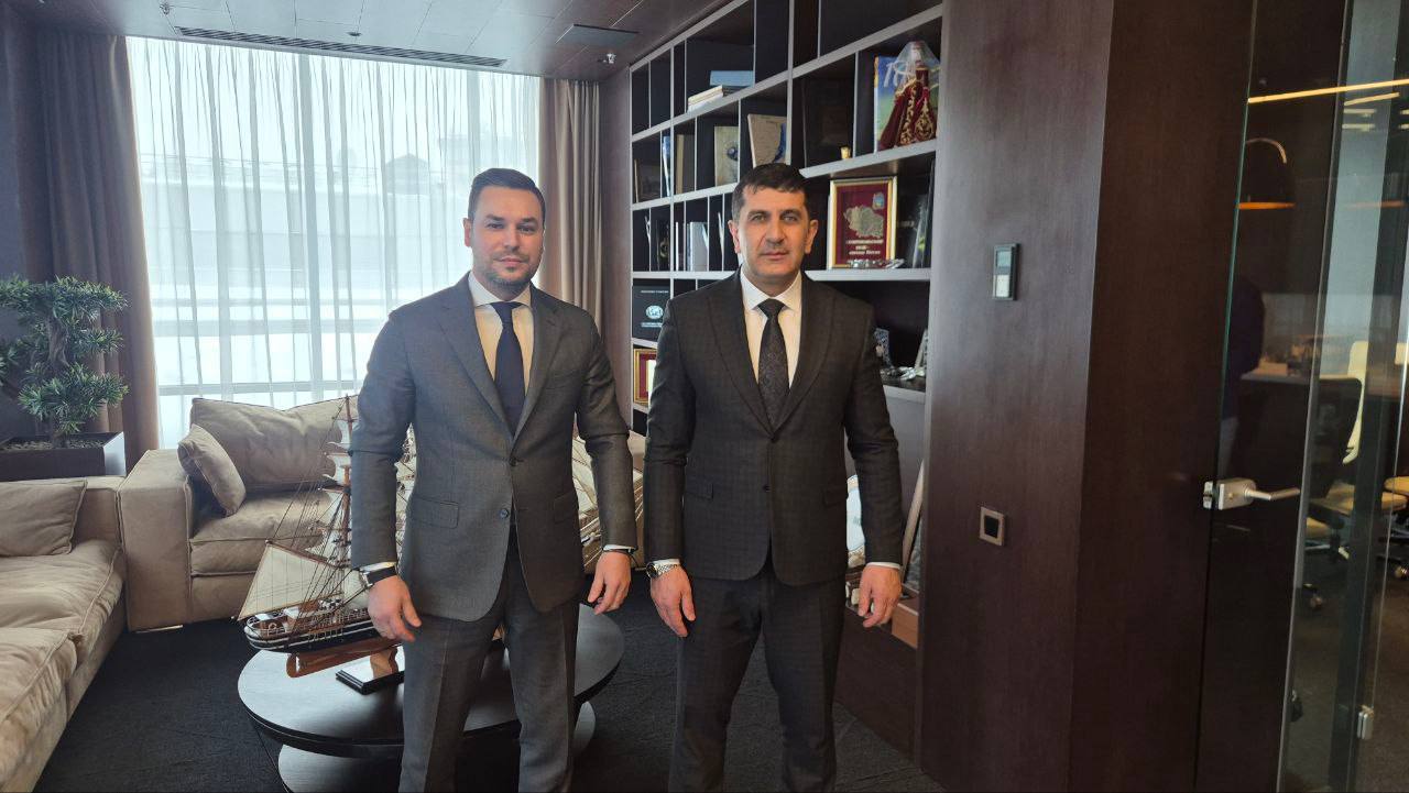 Председатель Нацбанка РЮО Сослан Бекоев и Гендиректор АО Национальная система платежных карт НСПК Дмитрий Дубинин обсудили возможность создания в Южной Осетии национальной платежной системы Состоялась встреча Председателя Национального банка Республики Южная Осетия Сослана Бекоева с Генеральным директором АО Национальная система платежных карт НСПК Дмитрием Дубыниным Сослан Бекоев отметил положительный опыт взаимодействия и поблагодарил НСПК за многолетнее сотрудничество Сослан Бекоев и Дмитрий Дубынин в ходе встречи обсудили возможность и перспективы создания в Южной Осетии национальной платежной системы Руководство и специалисты НСПК положительно оценили информацию о создании НПС Южной Осетии и выразили готовность оказать методическую и иную помощь в реализации проекта Стороны также обсудили вопрос заключения межструктурного соглашения При условии интеграции с российской системой Мир создание НПС позволит расширить платёжную инфраструктуру повысить устойчивость финансовых расчётов и создаст новые возможности для коммерческих банков республики которые став прямыми участниками Национальной платежной системы РЮО смогут в будущем осуществлять свою деятельность на всем пространстве где работает платёжная система Мир Мероприятия по расширению функционала платежных карт Южной Осетии и поиск новых возможностей использования платежной системы осуществляются Национальным банком РЮО во исполнение и в связи с поручением Президента Республики Южная Осетия о переходе органов государственной власти на карточную систему оплаты труда Национальный банк РЮО с 2018 года является прямым иностранным участником платежной системы Мир bankofossetia