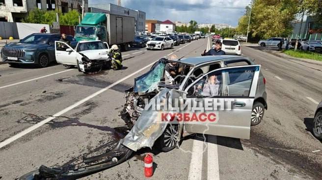 Жесткое ДТП произошло вчера на Южном в Кемерове Судя по записям в соцсетях, в аварии может быть виновата девушка: она, двигаясь на «Деу-Матиз», начала поворачивать, не убедившись в отсутствии встречных машин. В это время по противоположной полосе на высокой скорости ехала «Лада-Приора», водитель не успел среагировать и врезался в малолитражку. Источник в правоохранительных органах рассказал, что в ДТП пострадали три человека: двое молодых людей чуть старше 20 лет и девушка. У одного из парней перлом ног, другой получил сотрясение мозга и перелом костей лица. Всех пострадавших доставили в больницу. : Инцидент Кузбасс ⏹ Подписаться Прислать новость