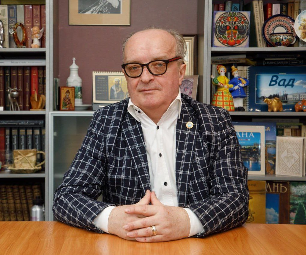 Сегодня обладатель почётного звания Народный учитель Российской Федерации директор школы интерната 1 имени К К Грота Алексей Викторович Мухин отмечает знаменательный юбилей 65 лет Благодаря его трудам организаторским навыкам и талантам удалось добиться впечатляющих результатов в развитии уникального образовательного учреждения Под руководством Алексея Викторовича школа стала лидером системы образования детей с ограниченными возможностями здоровья в Санкт Петербурге и Российской Федерации Лучшие педагогические практики апробированные на базе школы интерната Алексей Викторович как член рабочих групп и экспертных советов федерального уровня трансформирует в предложения по развитию системы комплексного сопровождения детей с нарушениями зрения на всю страну Желаю сил духовных физических продолжать работать в команде Красногвардейского района на благо жителей Санкт Петербурга