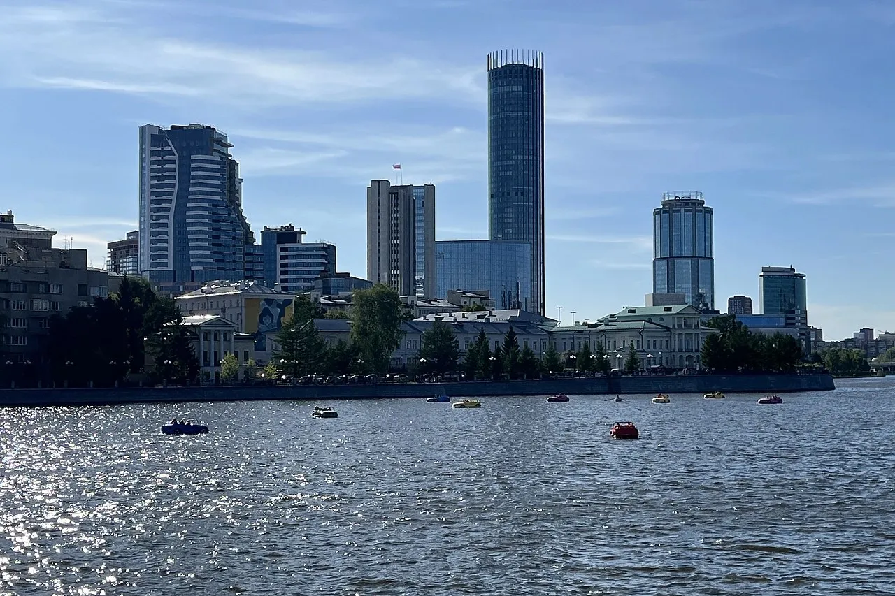 В Екатеринбурге перенесли День города В Екатеринбурге перенесли празднования Дня города С этого года он будет проходить в первую субботу августа Сообщает близкий к мэрии Telegram канал Екатеринбург Главное Таким образом в этом году жители Екатеринбурга будут праздновать уже 1 августа Как пояснил ранее вице мэр Константин Шевченко главными причинами стали погодные условия а также позиция РПЦ текущая дата совпадает с началом Успенского поста В думе также признали что перенос может создать организационные сложности в этом году но в целом инициативу поддержали uralweb ru