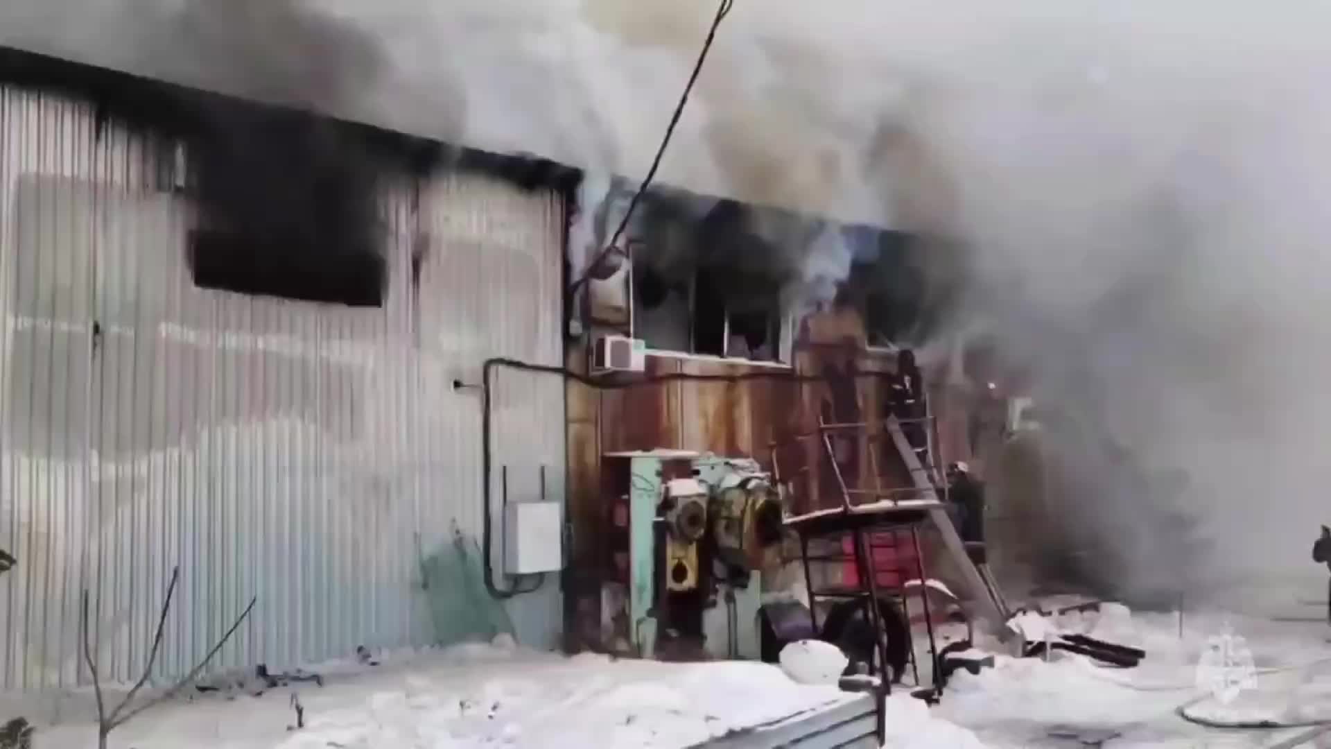 В Барнауле ликвидируют пожар на складе стройматериалов