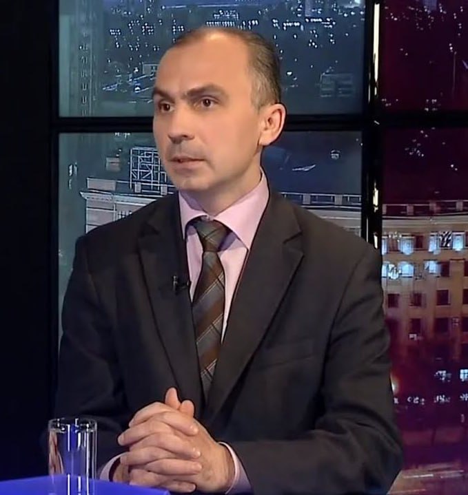 Вечерний Хабаровск  Центральный райсуд г. Хабаровска вынес необычайно мягкий приговор по уголовному делу в отношении директора Дальневосточного института управления РАНХиГС Игоря Макурина.   В 2020 году подсудимый заключал с предпринимателями фиктивные договоры на оказание услуг по организации дополнительного образования  в рамках программы повышения квалификации .  Таким способом негодяй похитил миллион рублей, выделенный учреждению образования на реализацию дополнительной профессиональной программы повышения квалификации.  По части 4 статьи 159 УК суд  приговорил его к 4 годам лишения свободы условно. Слишком гуманно для этого жулика!                                                                                                                                                                       Судья... подробнее на канале: Вечерний Хабаровск @